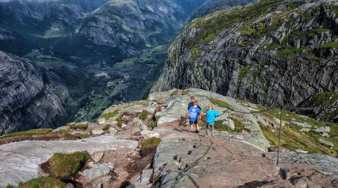 Hiking Kjeragbolten