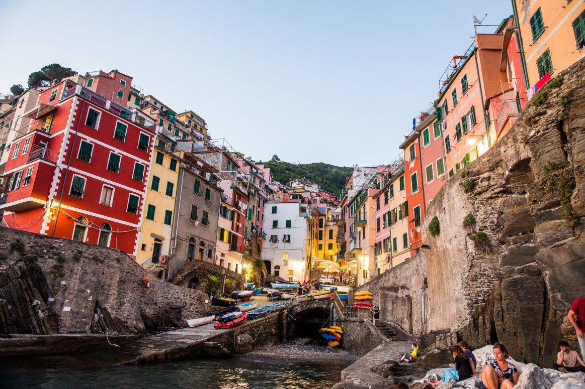 The Cinque Terre For Budget Travelers Earth Trekkers Riomaggiore Cinque Terre Italy