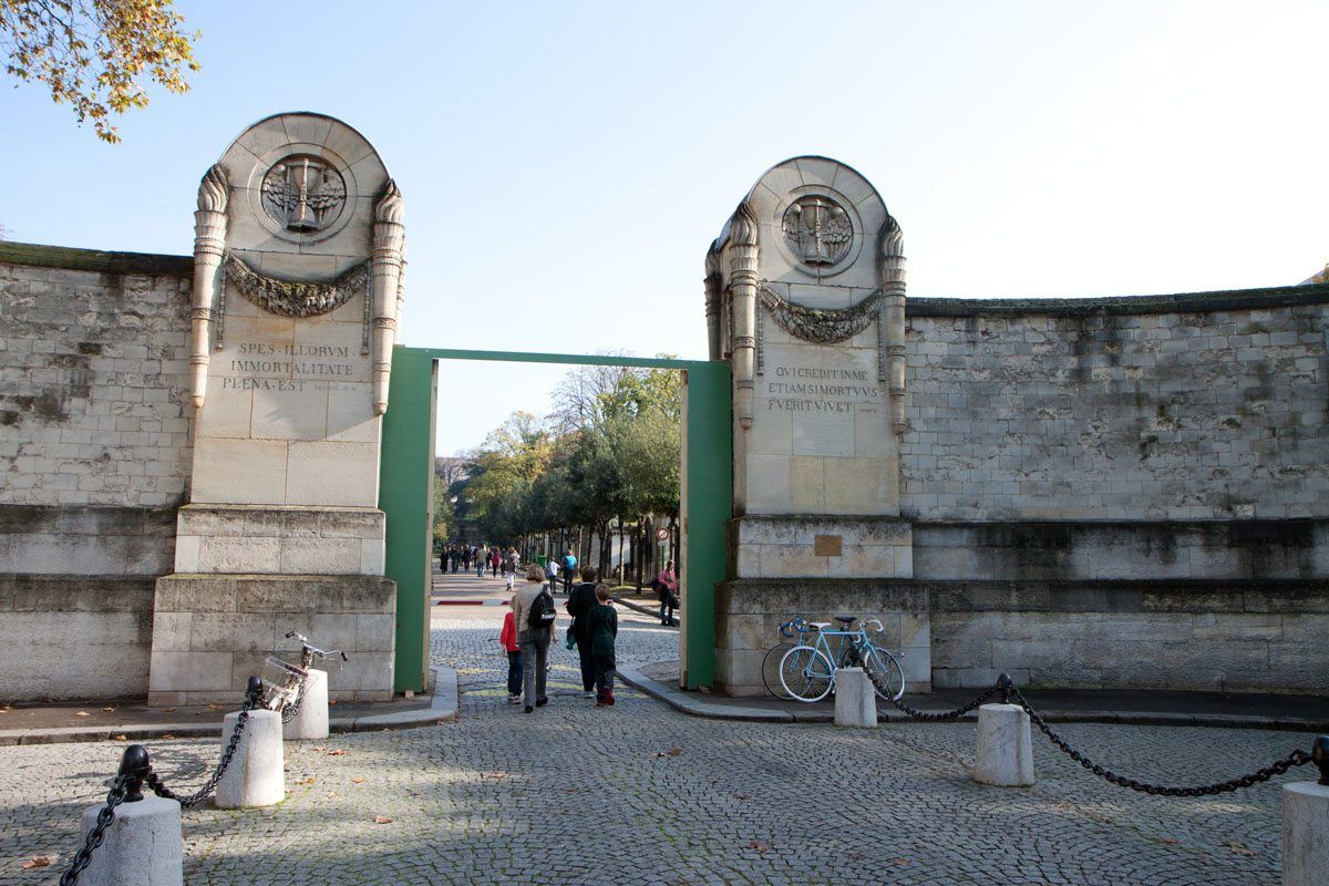Pere Lachaise Entrance