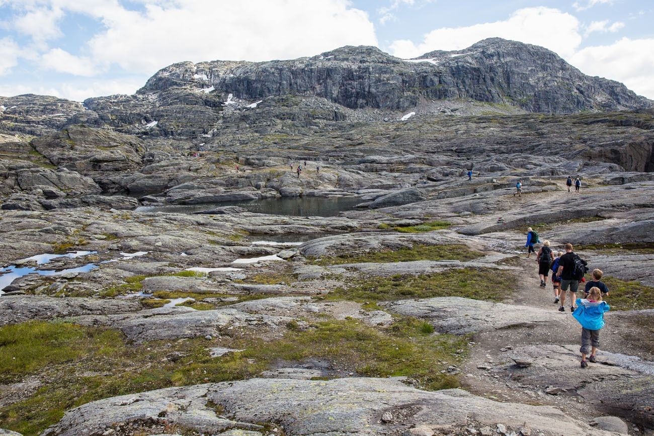 Trail to Trolltunga