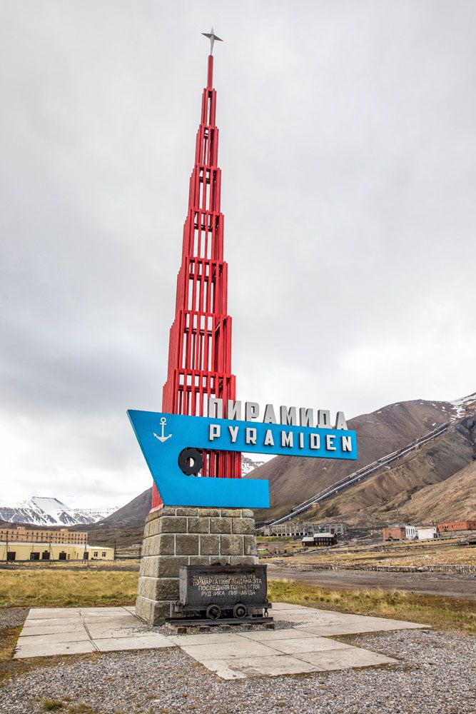 Pyramiden Sign