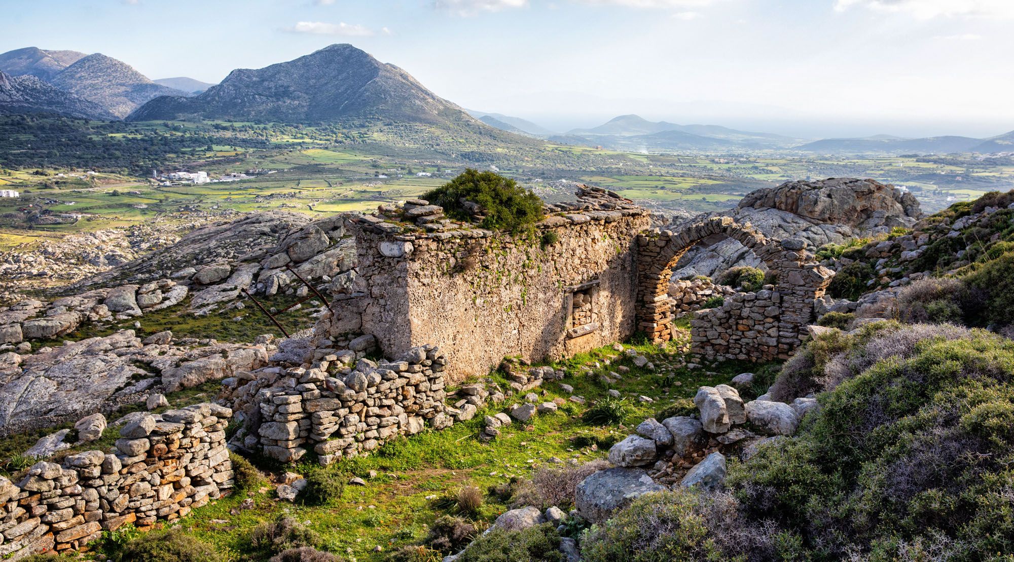 Featured image for “How to Hike to Apano Kastro in Naxos, Greece”