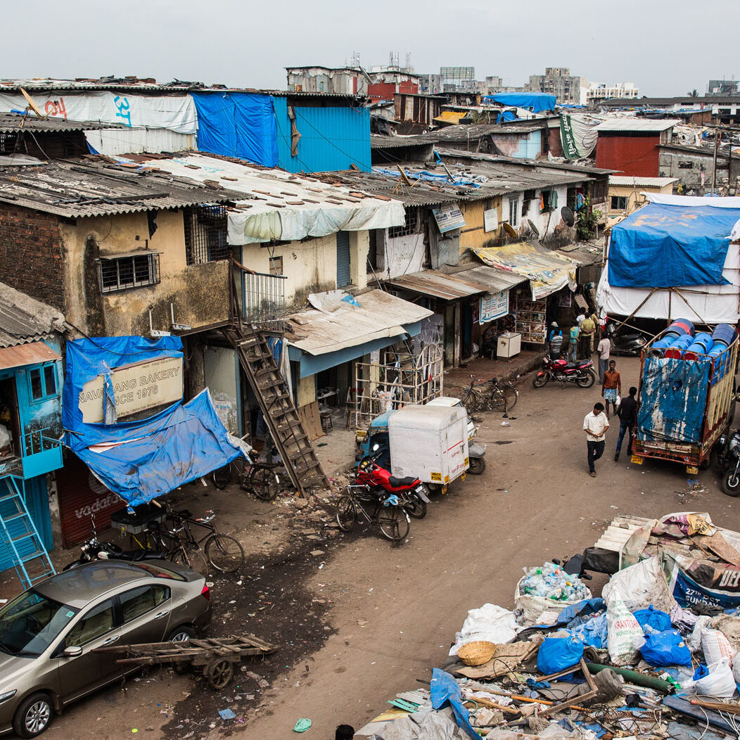 https://www.earthtrekkers.com/wp-content/uploads/2020/06/Dharavi--1052x1052.jpg?utm_source=chatgpt.com