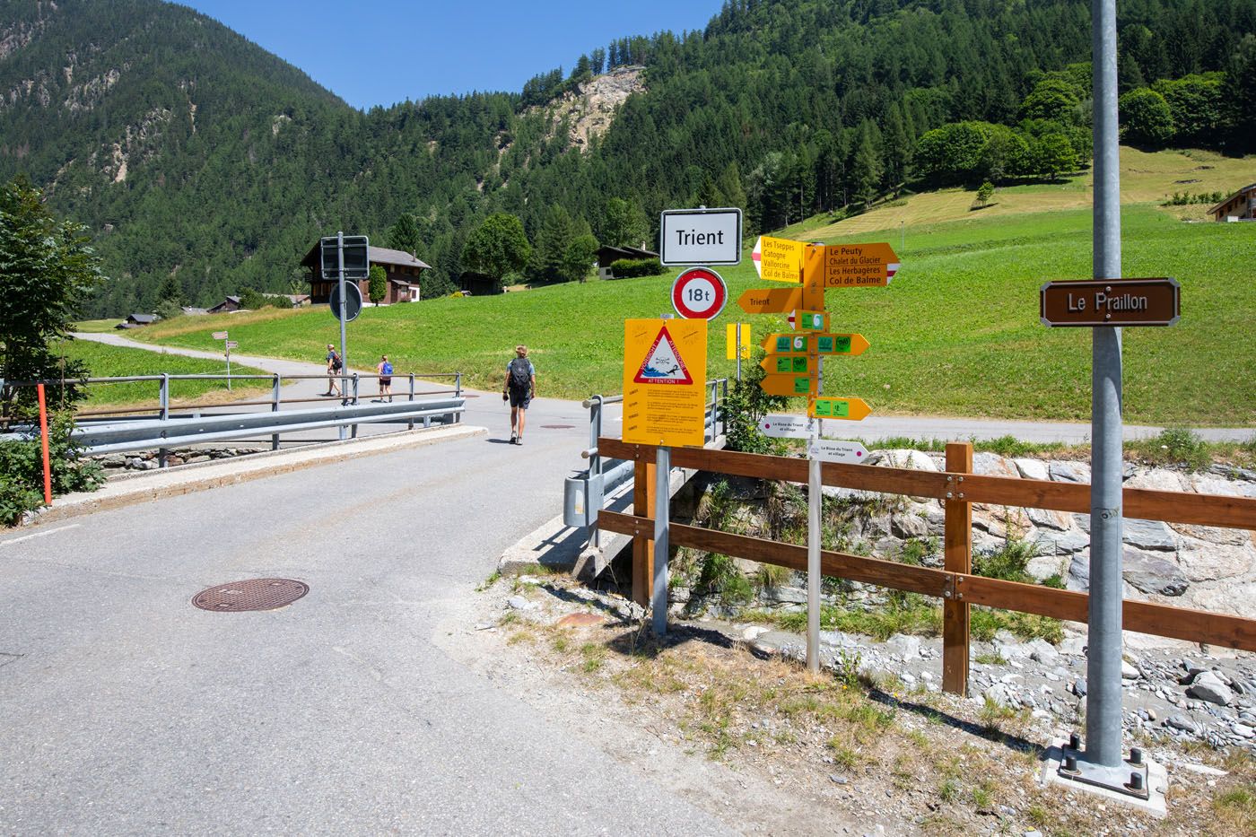 Trient Hiking Signs