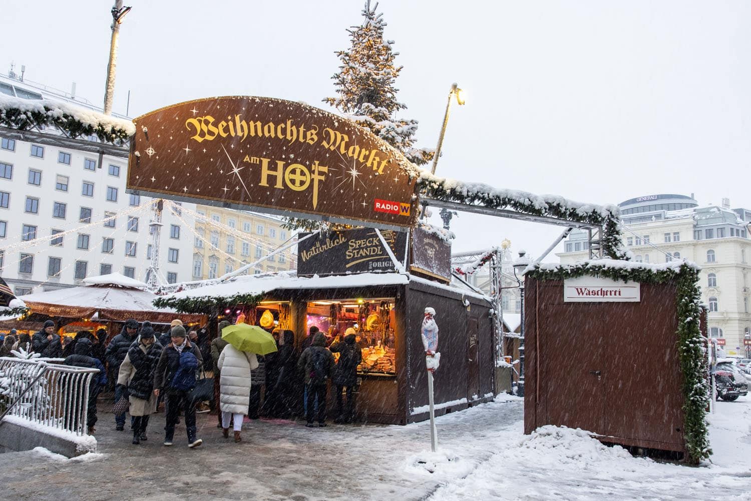 Weihnachtsmarkt am Hof Entrance