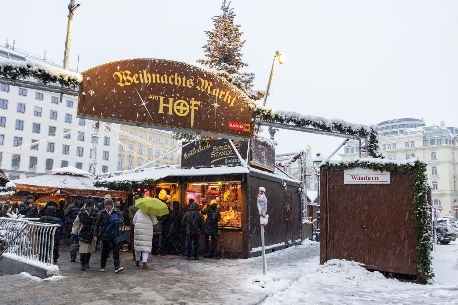 Weihnachtsmarkt am Hof Entrance